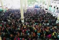 অগ্রিম টিকিট বিক্রির শেষ দিনে জনসমুদ্রে কমলাপুর রেল স্টেশনে