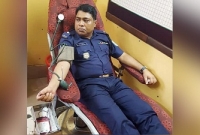  রক্তশূন্য এক অসহায় নারীর জীবন বাঁচাতে রক্ত দিলেন বিশ্বনাথের ওসি