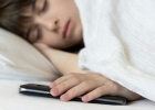 ঘুমানোর সময় সঙ্গে মোবাইল! জানেন কী, কত বড় বিপদ ডেকে আনছেন আপনি?