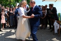 মন্ত্রীর বিয়েতে নাচলেন পুতিন