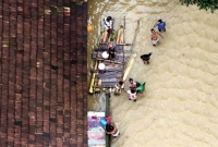 কাঁদছে মানুষ, ছাদেই নেমে এল কপ্টার, দুঃসাহসিক উদ্ধার 