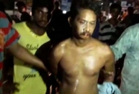 ছাত্রী ধর্ষণকারী শিক্ষককে নগ্ন করে রাস্তায় ঘোরাল  উত্তেজিত জনতা
