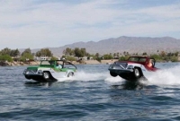 দুর্দান্ত গতিতে জলে-স্থলে  চলে এই উভচর গাড়ি!