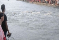 বন্ধুদের সামনেই নদীর স্রোতে ভেসে গেলো আরেক প্রিয় বন্ধু!