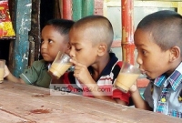 ‘মামা আমাগোরে তিন কাপ গরম চা দেন’