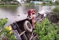 শ্যামলী পরিবহনের বাস পুকুরে, নিহত ২