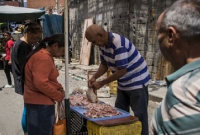 পঁচা মাংস কিনে খাচ্ছেন তারা!