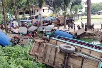 নসিমন, করিমন, ইজিবাইক ফেলে দেওয়া হচ্ছে পানিতে