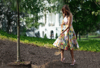 জুতা পরে বাগান করছেন মেলানিয়া