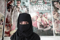 বোরখা পরে সিনেমা হলে গেলেন বুবলী