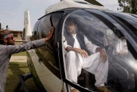 হেলিকপ্টারে চড়ে নতুন বিতর্কে ইমরান খান