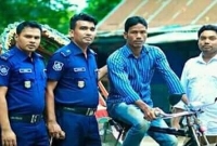অনার্স পরীক্ষার্থী রিকশাচালকের ভাগ্য বদলে দিলেন এসআই!