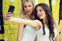 কেন নারীরা লাস্যময়ী সেলফি তোলেন, জানাল গবেষণা!