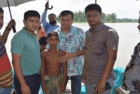 উপস্থিত বুদ্ধিমত্তা আর সাহসিকতায় ১০ জনের প্রাণ বাঁচিয়ে ‘বীর শিশু’ উপাধি পেলো সপ্তম শ্রেণির ছাত্র   উপস্থিত বুদ্ধিমত্তা আর সাহসিকতায় ১০ জনের প্রাণ বাঁচিয়ে ‘বীর শিশু’ উপাধি পেলো সপ্তম শ্রেণির ছাত্র