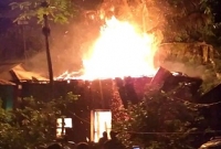 কাপাসিয়ায় বৈদ্যুতিক শর্ট সার্কিটে বসতবাড়ি আগুনে পুড়ে ছাই কাপাসিয়ায় বৈদ্যুতিক শর্ট সার্কিটে বসতবাড়ি আগুনে পুড়ে ছাই