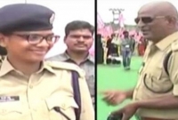 মুখোমুখি দুই পুলিশ অফিসার, বাবার স্যালুট ‘সিনিয়র’ মেয়েকে