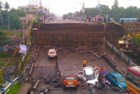 হঠাৎ প্রবল আওয়াজে হুড়মুড়িয়ে ভেঙে পড়ল মাঝেরহাট ব্রিজ, বহু হতাহতের আশঙ্কা