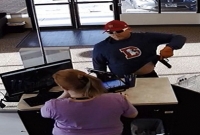 বন্দুক হাতে ডাকাতি করতে গিয়ে প্যান্ট খুলে বেহাল দশা ডাকাতের!