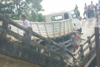 ‘গাড়ি নিয়ে আস্তে করে বসে গেল সেতুটা’!