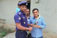 ফুল নিয়ে বিসিএস'র ভ্যারিফিকেশনে পুলিশ