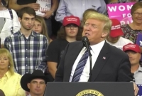 অভূতপূর্ব এক ঘটনা, ট্রাম্পের পেছনে দাঁড়িয়েই তাকে ব্যঙ্গ করছিল এক স্কুলছাত্র!