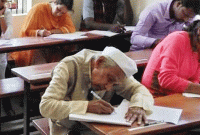 ৮৯ বছর বয়সেও পরীক্ষার হলে লড়ছেন এক স্বাধীনতা সংগ্রামী  