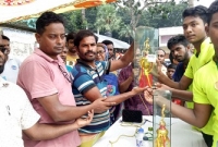  সেই রিকশাওয়ালার হাত থেকে পুরস্কার নিল শিক্ষার্থীরা