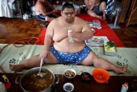 ৪০০ কেজি ওজনের সুমো পালোয়ানরা কী খায়?