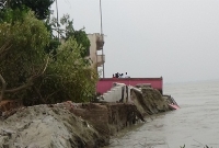 পদ্মার  অব্যাহত ভাঙনে নতুন এলাকা বিলীন