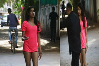 'পুরো প্যান্টটা খুলে ফেললেই তো পারতেন'!