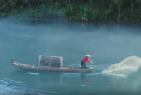 মাছ ধরেন না, তাহলে কেন তিনি প্রতিদিন নদীতে জাল ফেলেন? 