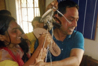 যৌন হয়রানির অভিযোগ তুলে অফিস সহকারীর গলায় জুতার মালা পরালেন ছাত্রীরা