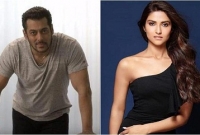 সালমানের হাত ধরে আসছেন কে এই তরুণী?