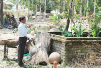 নদীর গ্রাসে মা-বাবার কবর, শেষবারের মতো জিয়ারত করলেন
