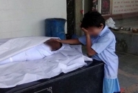 বাবার মরদেহের পাশে দাঁড়িয়ে কাঁদছে শিশু, একদিনেই সংগ্রহ ৩০ লাখ