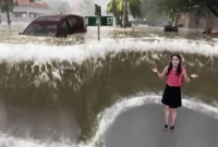 ঘূর্ণিঝড়ের ভয়াবহতা বোঝাতে সংবাদ পাঠিকার পেছনে ৯ ফুট উঁচু ঢেউ!