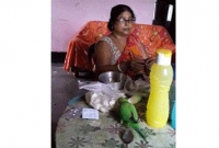 ওষুধ খাইয়ে সারিয়ে তোলা সেই মানুষটির ঘরে প্রতিদিন আসছে টিয়া পাখিটি!