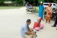 বিসিএস উত্তীর্ণ মেয়েকে উদ্ধারে থানার সামনে অবস্থান বাবা-মায়ের