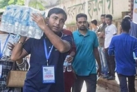 নিজ কাঁধে পানির কেস তুলে বিতরণ করলেন ঢাবি ছাত্রলীগ সভাপতি