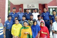 প্রেমের ফাঁদে ফেলে বাড়িতে ডেকে এনে বিবস্ত্র অবস্থায় ছবি তুলতো তারা