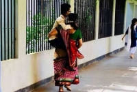  মায়ের কোলে চড়ে ঢাবিতে ভর্তি পরীক্ষা দিল মেধাবী হৃদয়! ফেসবুকে ভাইরাল