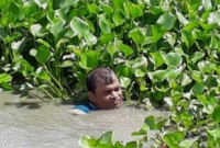 বিল পরিষ্কার করতে নিজেই কাদাপানিতে নেমে পড়লেন ইউএনও!