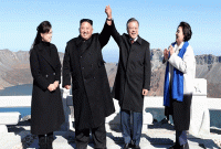 স্ত্রীসহ পর্বতে উঠলো কিম-মুন