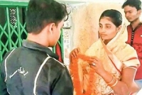 নিজে দাঁড়িয়ে থেকে স্ত্রীকে তাঁর প্রেমিকের হাতে তুলে দিলেন স্বামী!