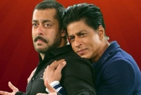 সালমানকে গাড়ি উপহার দিলেন শাহরুখ