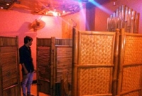 বন্ধুর সঙ্গে রেস্টুরেন্টে অন্তরঙ্গতার ভয়াবহ পরিণতি!