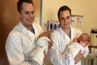 যমজ সন্তানের জন্ম দিলেন যমজ দুই চিকিৎসক, চিকিৎসকদের পরিচয় শুনে তাজ্জব সন্তানদের মা ও!