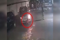 গাড়িচাপা পড়ার পরও উঠে খেলতে শুরু করল শিশু! ভিডিও ভাইরাল