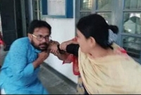 অবস্থা বেগতিক দেখে শিক্ষক সাঈদুরের কৌশলে পালানোর চেষ্টা