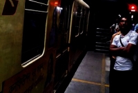 হঠাৎ অন্ধকার সুড়ঙ্গে ট্রেন, অজ্ঞান যাত্রী!